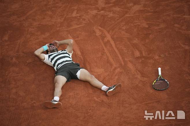 [파리=AP/뉴시스] 카를로스 알카라스(2위·스페인)가 8일(현지 시간) 프랑스 파리 롤랑가로스에서 열린 프랑스오픈 남자 단식 결승전에서 얀니크 신네르(1위·이탈리아)에게 역전승을 거둔 후 코트에 누워 포효하고 있다. 알카라스는 5시간 29분 대접전 끝에 3-2(4-6 6-7 6-4 7-6 7-6) 역전승을 거두고 대회 2연패를 달성했다. 2025.06.09.
