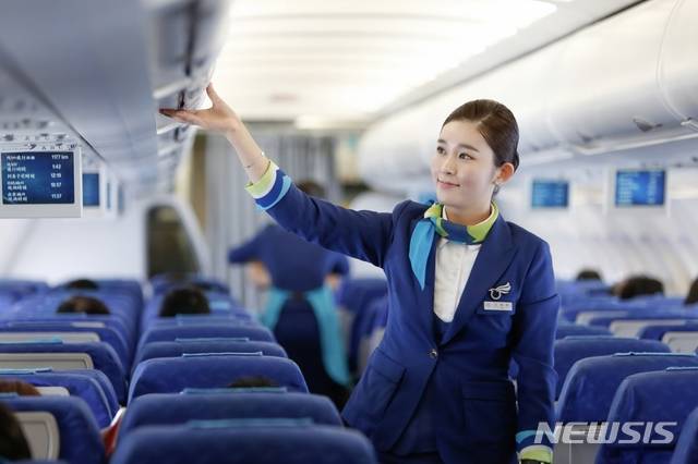[서울=뉴시스] 에어부산 캐빈승무원 기내 서비스 (제공=에어부산)