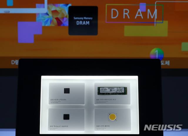 【서울=뉴시스】이영환 기자 = 사진은 서울 서초구 삼성 딜라이트샵에 전시되어 있는 D램, 낸드 플래시, 모바일AP, LED 조명. 2019.08.14. 20hwan@newsis.com
