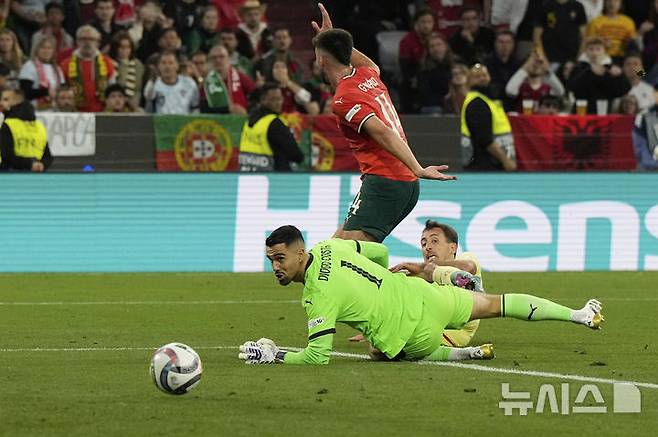 <font style="vertical-align: inherit;"><font style="vertical-align: inherit;">[뮌헨=AP/뉴시스] 스페인의 미켈 오야르사발(오른쪽)이 8일(현지 시간) 독일 뮌헨의 알리안츠 아레나에서 열린 2024-25 유럽축구연맹(UEFA) 네이션스리그(UNL) 포르투갈과의 결승전에서 팀의 두번째 골을 넣고 있다. 포르투갈은 연장까지 2-2 무승부를 기록해 승부차기 끝에 5-3으로 승리해 6년 만에 정상에 올랐다. 크리스티아누 호날두는 후반 16분 동점 골을 넣어 A매치 138호 골을 기록했다. 2025.06.09.</font></font>