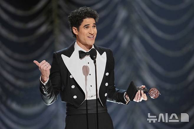 [뉴욕=AP/뉴시스] 대런 크리스가 8일(현지 시간) 미국 뉴욕 라디오시티 뮤직홀에서 열린 제78회 토니상 시상식에서 창작 뮤지컬 '어쩌면 해피 엔딩'(Maybe Happy Ending)으로 최우수 남우주연상을 받고 있다. K 뮤지컬 '어쩌면 해피엔딩'은 이날 작품상, 극본상, 작사·작곡상, 무대 디자인상, 연출상, 남우주연상 등 6개 부문에서 수상했다. 2025.06.09.