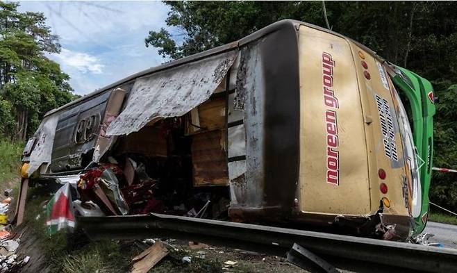 [서울=뉴시스] 9일 발생한 말레이시아 북부 페락주의 버스 사고 현장에 버스가 뒤집혀 있다.(출처: 베르나마통신) 2025.06.09. *재판매 및 DB 금지