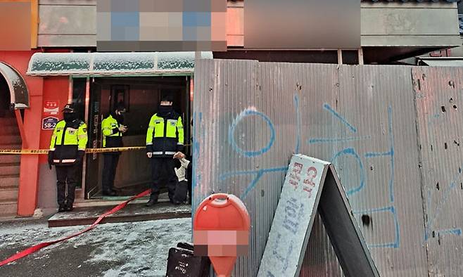 [대전=뉴시스] 2023년 12월24일 오전 5시37분께 감전으로 추정되는 사고로 70대 여성 3명이 목숨을 잃은 세종시 조치원읍의 한 목욕탕에서 경찰과 소방관계자들이 현장을 통제하고 있다. (사진=뉴시스 DB). photo@newsis.com *재판매 및 DB 금지