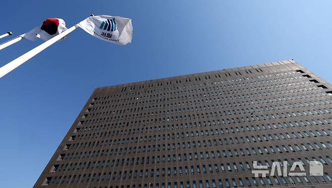 [서울=뉴시스] 추상철 기자 =검찰이 KB부동산신탁과 새마을금고 임직원들이 업무 처리 과정에서 억대 금품을 받은 의혹과 관련해 9일 압수수색에 나섰다. 서울 서초구 서울중앙지방검찰청에서 태극기와 검찰 깃발이 나란히 바람에 나부끼고 있다. 2025.06.04. scchoo@newsis.com