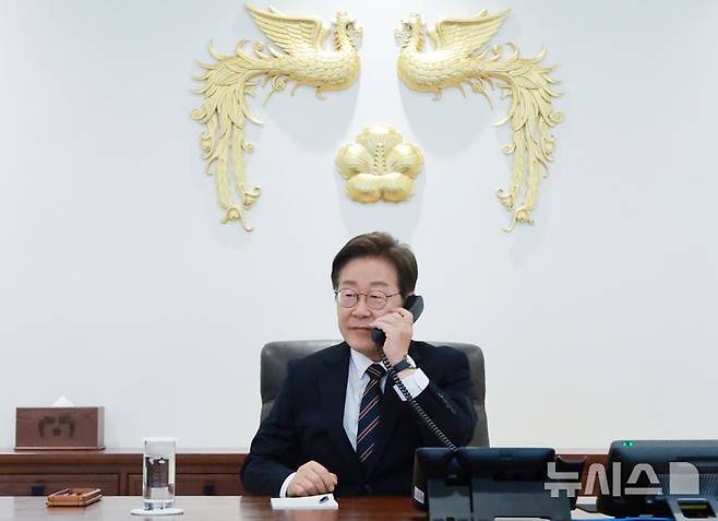 [서울=뉴시스] 고범준 기자 = 이재명 대통령이 9일 서울 용산구 대통령실 청사 집무실에서 이시바 시게루 일본 총리와 전화 통화를 위해 수화기를 들고 있다. 2025.06.09. bjko@newsis.com