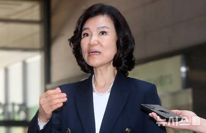 [서울=뉴시스] 김혜진 기자 = 이진숙 방송통신위원회 위원장이 21일 오후 서울 송파구 KISA 분원에서 열린 SK텔레콤 해킹 사고 관련 통신사 점검회의 참석에 앞서 취재진의 질문에 답하고 있다. 2025.05.21. jini@newsis.com