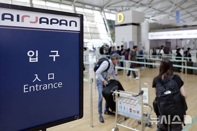 [인천공항=뉴시스] 최동준 기자 = 9일 인천국제공항 제1여객터미널에서 일본행 이용객이 탑승 수속을 하고 있다.국토교통부에 따르면 올해 들어 5개월간 한국과 일본을 오간 항공 이용객이 1100만 명을 넘어서며 역대 최고를 기록했다. 2025.06.09. photocdj@newsis.com