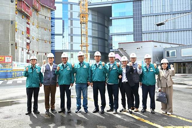 [부산=뉴시스] 부산시의회 건설교통위원회가 9일 부산롯데타워 건설현장을 점검했다. (사진=부산시의회 제공) 2025.06.09. photo@newsis.com *재판매 및 DB 금지