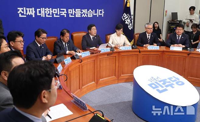 [서울=뉴시스] 조성봉 기자= 박찬대 더불어민주당 당대표 직무대행 겸 원내대표가 9일 오전 서울 여의도 국회에서 열린 최고위원회의에서 발언을 하고 있다. 2025.06.09. suncho21@newsis.com