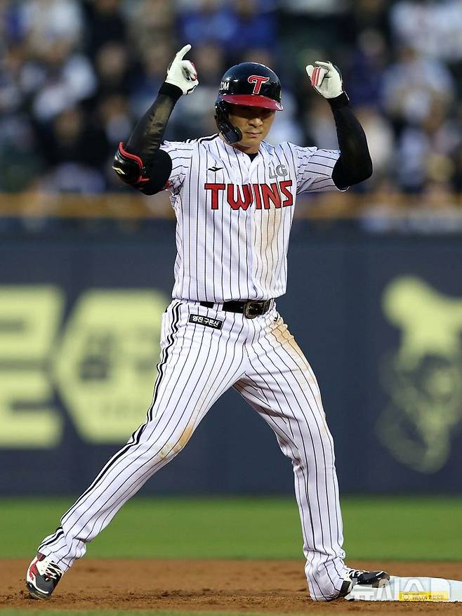 [서울=뉴시스] 고범준 기자 = 16일 서울 송파구 잠실야구장에서 열린 2025 KBO리그 삼성 라이온즈와 LG 트윈스의 경기, 2회말 1사 주자없는 상황 LG 오지환이 2루타를 치고 세리머니를 하고 있다. 2025.04.16. bjko@newsis.com