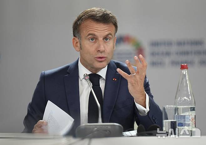 [니스=AP/뉴시스] 에마뉘엘 마크롱 프랑스 대통령이 9일(현지 시간) 프랑스 남부 해안 도시 니스에서 열린 제3차 유엔 해양총회 개막식에서 연설하고 있다. 마크롱 대통령은 "그린란드는 판매 대상이 아니다"라며, 도널드 트럼프 미국 대통령의 영토 확장 야욕을 규탄했다. 2025.06.09.