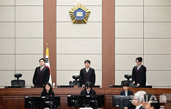 [서울=뉴시스] 사진공동취재단 = 지귀연 부장판사(가운데)가 윤석열 전 대통령의 내란 우두머리 혐의 재판을 하기 위해 지난 4월 21일 오전 서울 서초구 서울중앙지법 417호 법정으로 들어오고 있다. 2025.06.09. photo@newsis.com