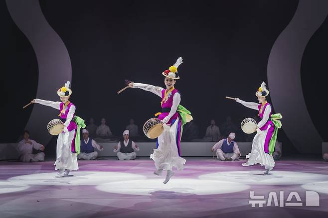 [서울=뉴시스]'국악의 날'인 지난 5일 국립국악원 예악당에서 '연희 판' 공연이 펼쳐졌다. 전라도의 버꾸(작은 북)춤 장면. (사진=국립국악원 제공)