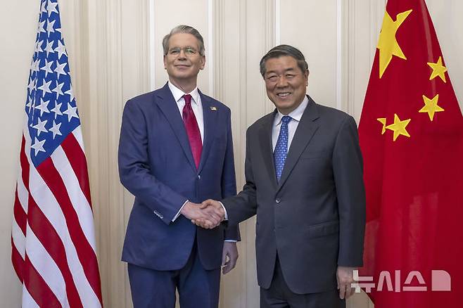 [제네바(스위스)=AP/뉴시스]이날 중국 관영 신화통신은 양국이 미중 경제무역협의회 제1차 회의를 시작했다고 보도했다. 사진은 스콧 베선트 미 재무장관(왼쪽)이 지난달 10일 토요일 스위스 제네바에서 열린 미-중 회담에서 허리펑(何立峰) 중국 부총리와 악수하고 있는 모습. 2025.06.09.
