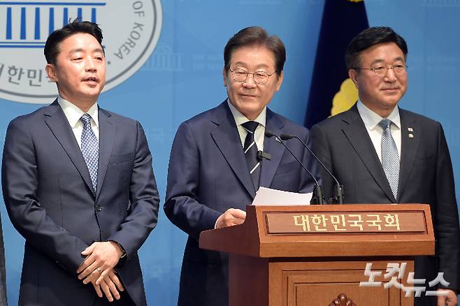 제21대 대통령선거 출마를 선언한 더불어민주당 이재명 전 대표가 11일 서울 여의도 국회 소통관에서 비전 및 캠프 인선 발표를 하고 있다. 캠프 선거대책본부장에 5선의 윤호중 의원(오른쪽)을 총괄본부장에 3선의 강훈식 의원(왼쪽)을 인선했다. 윤창원 기자