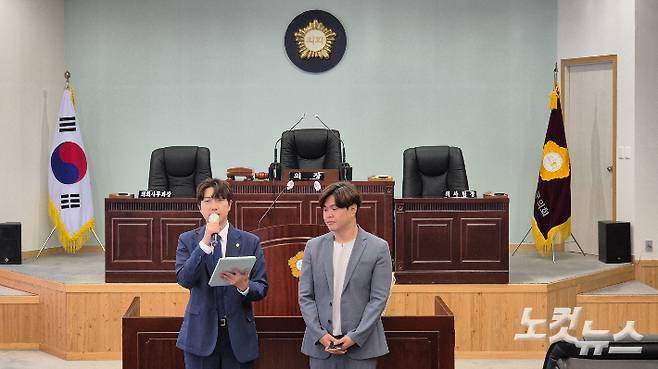 대구 남구의회 본회의장에서 기자회견 중인 이정현, 강민욱 남구의원. 곽재화 기자