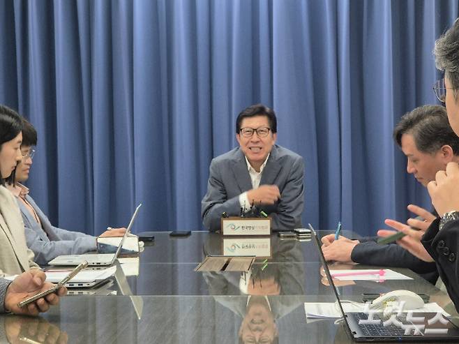 박형준 부산시장이 9일 오전 새 정부 출범에 따른 부산지역 현안에 대한 입장을 밝히고 있다. 박중석 기자