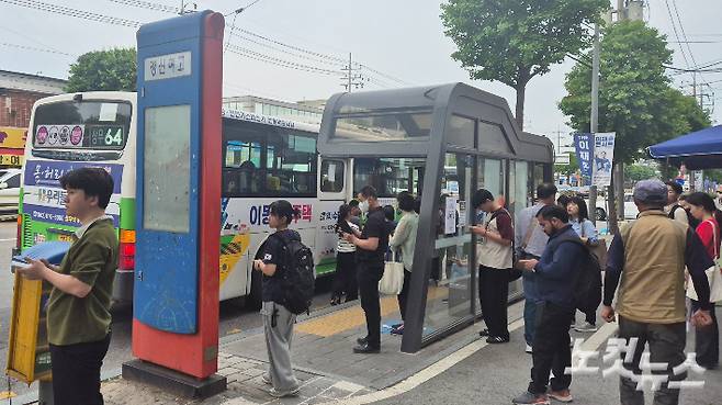 9일 오전 7시 40분쯤 광주 북구 운암동 경신여고 정류장에서 시민들이 버스를 기다리고 있다. 한아름 기자