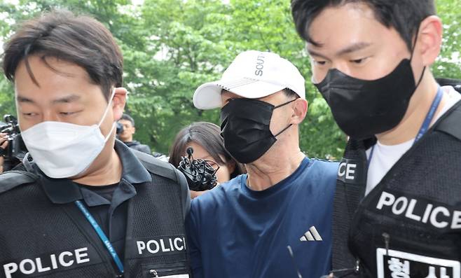 서울 지하철 5호선 열차 안에 불을 지른 60대 남성이 2일 영장실질심사를 위해 서울 양천구 서울남부지법에 출석하고 있다. 연합뉴스