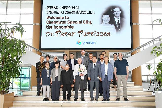 창원시청을 방문한 패티슨 박사 일행. 창원시 제공