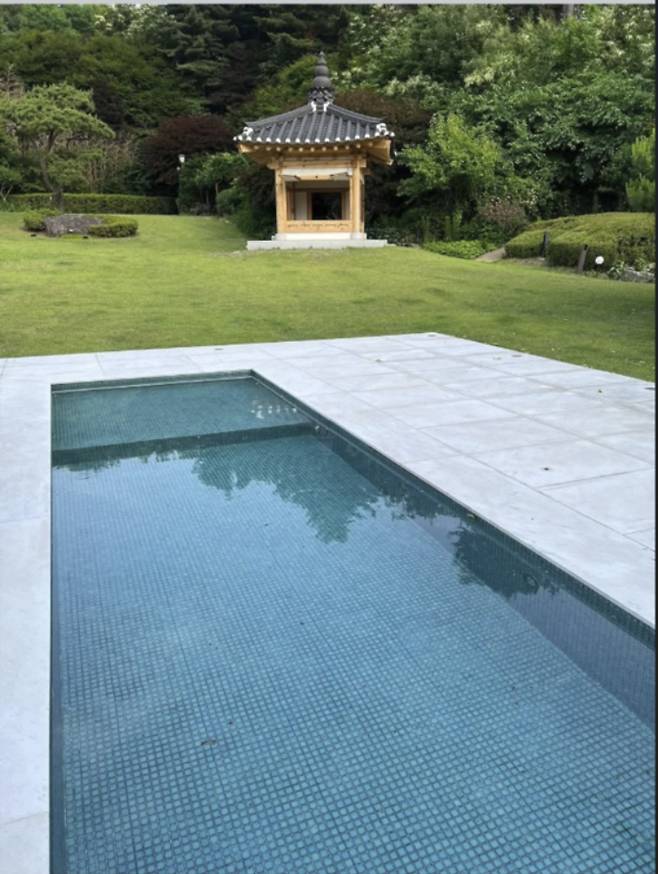 박홍근 더불어민주당 의원이 8일 페이스북에 올린 서울 한남동 관저 내 수영장 사진. 박홍근 더불어민주당 의원 페이스북 게시글 캡처