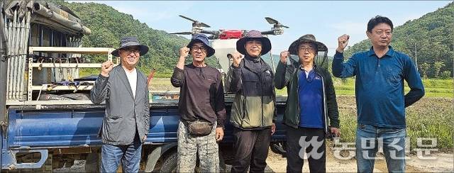 이병길 경기 여주농협 조합장(맨 왼쪽)이 드론을 활용한 벼 중기제초제 입제 살포에 앞서 작업자들을 격려하고 있다.
