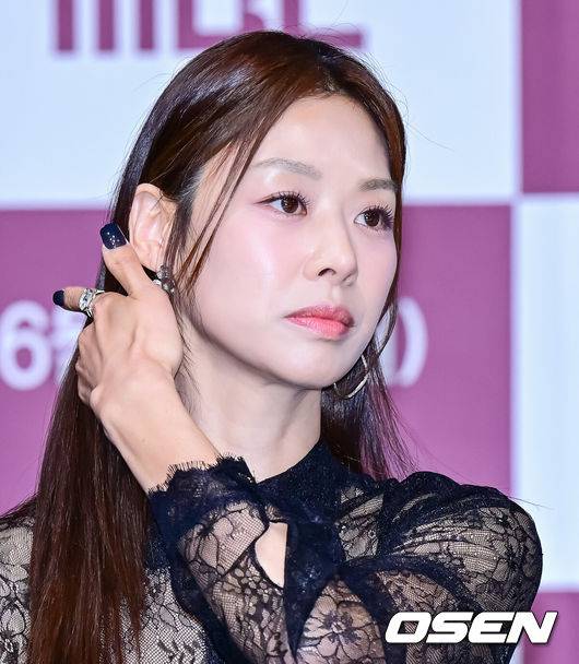 [OSEN=지형준 기자] 5일 오전 서울 상암동 MBC에서 MBC 새 일일드라마 ‘태양을 삼킨 여자’ 제작발표회가 열렸다.오는 9일(월) 첫 방송을 앞두고 있는 ‘태양을 삼킨 여자’는 피해자가 가해자로 둔갑한 세상, 하나뿐인 딸의 이름으로 재벌가에 맞선 한 여자의 처절한 복수극을 그린 작품이다. 배우 장신영이 포즈를 취하고 있다. 2025.06.05 /jpnews@osen.co.kr
