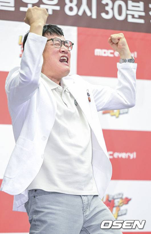 [OSEN=최규한 기자] 14일 오후 서울 상암동 스탠포드호텔에서 MBC에브리원∙라이프타임 새 예능 ‘나는 지금 화가 나있어’ 제작발표회가 열렸다.예능&nbsp;‘나는 지금 화가 나있어’(약칭 나화나)는 대한민국&nbsp;‘화’&nbsp;전문&nbsp;MC들이&nbsp;‘화(火)’제의 게스트를 초대해 그들의 화 유발 비밀 토크를 듣고 화풀이 노하우를 대방출하는&nbsp;‘대국민 화Free(프리)&nbsp;쇼’다.&nbsp;이경규,&nbsp;박명수,&nbsp;권율,&nbsp;덱스가 시청자들의 꽉 막힌&nbsp;‘화’를 대리 분출하며 통쾌한 사이다를 선사할 예정이다.방송인 이경규가 제작발표회에 참석해 포토타임을 하고 있다. 2023.08.14 / dreamer@osen.co.kr