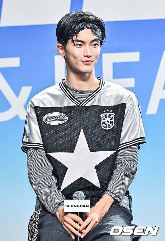 [OSEN=박준형 기자] 4일 오후 서울 한남동 블루스퀘어 마스터카드홀에서 'RIIZING DAY: RIIZE Premiere'(라이징 데이: 라이즈 프리미어) 행사가 진행됐다.  라이즈는 그룹명에 '성장하다(Rise)'와 '실현하다(Realize)'는 뜻의 영단어를 더해, '함께 성장하고 꿈을 실현해 나아가는 팀'이라는 의미를 담았으며, 맏형 쇼타로부터 은석, 성찬, 원빈, 승한, 소희, 막내 앤톤까지 실력과 비주얼을 겸비한 7인의 최정예 멤버로 구성되어 있다.그룹 라이즈 승한이 미소 짓고 있다.  2023.09.04  / soul1014@osen.co.kr