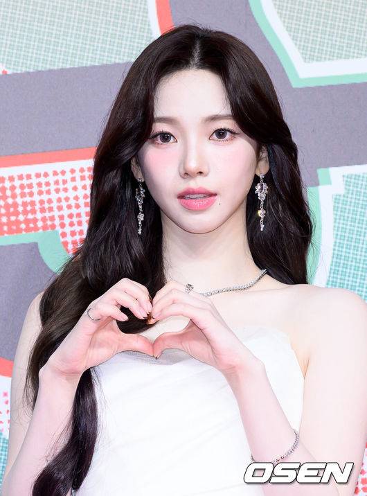 [OSEN=이대선 기자] 25일 오후 인천 중구 인스파이어 리조트 그랜드 볼룸에서 2024 SBS 가요대전 레드카펫 행사가 열렸다.이번 ‘가요대전’에는 8년 만에 돌아온 지드래곤을 비롯해 키(KEY), 2NE1, NCT 127, NCT DREAM, Stray Kids (스트레이 키즈), (여자)아이들, ATEEZ(에이티즈), WayV, ITZY, 투모로우바이투게더, 이영지, CRAVITY, TREASURE(트레저), aespa, ENHYPEN(엔하이픈), IVE, NMIXX, LE SSERAFIM, 뉴진스(NewJeans), BOYNEXTDOOR, ZEROBASEONE, 라이즈(RIIZE), TWS 투어스), NCT WISH, 아일릿(ILLIT), BABYMONSTER, NEXZ, izna(이즈나)까지 총 29팀이 출연한다.그룹 에스파 카리나가 레드카펫을 밟고 있다. 2024.12.25 /sunday@osen.co.kr