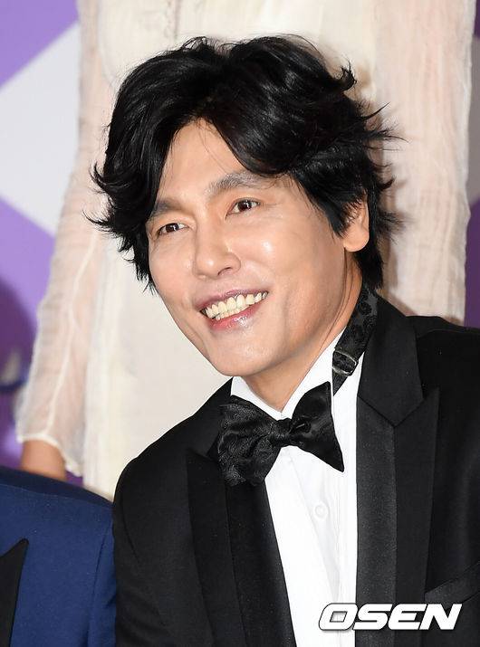 [OSEN=조은정 기자] 28일 오후 서울 마포구 SBS 프리즘타워에서 ‘2019 SBS 연예대상’ 포토월 행사가 열렸다.올해 SBS 예능은 신규 프로그램이 대거 쏟아지는 상황에서도 높은 화제성과 시청률을 거머쥐며 굳건한 인기를 과시했다. ‘동상이몽2-너는 내 운명’, ‘불타는 청춘’, ‘백종원의 골목식당’, ‘미운우리새끼’ 등 대다수의 프로그램이 꾸준히 동시간대 1위를 차지하며 ‘예능 강자’의 입지를 굳혔다. 아울러 ‘리틀포레스트’, ‘맛남의 광장’ 등의 신규 프로그램 역시 호평을 받으며 안착했다. 그런 가운데 ‘2019 SBS 연예대상’ 대상 트로피는 과연 누구에게 돌아갈지 이목이 쏠리고 있다.배우 최성국이 포즈를 취하고 있다. /cej@osen.co.kr