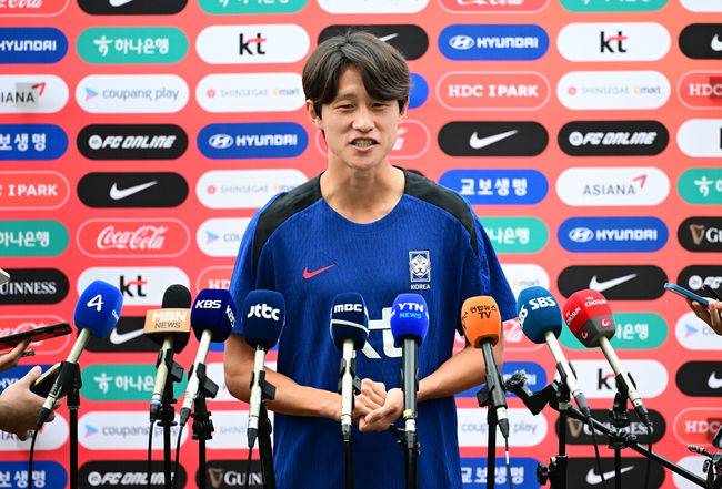 [OSEN=지형준 기자] 홍명보 감독이 이끄는 한국 축구대표팀이 2일 오후 고양종합운동장에서 2026 국제축구연맹(FIFA) 북중미 월드컵 3차 예선을 앞두고 훈련을 가졌다.한국은 9월 5일 오후 8시 서울월드컵경기장에서 팔레스타인과 1차전을 치른다. 이후 10일 오후 11시 오만 무스카트의 술탄 카부스 스포츠 콤플렉스에서 오만과 2차전 원정 경기를 펼친다.&nbsp;이재성이 인터뷰를 하고 있다. 2024.09.02 / jpnews@osen.co.kr
