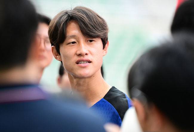 [OSEN=지형준 기자] 홍명보 감독이 이끄는 한국 축구대표팀이 2일 오후 고양종합운동장에서 2026 국제축구연맹(FIFA) 북중미 월드컵 3차 예선을 앞두고 훈련을 가졌다.한국은 9월 5일 오후 8시 서울월드컵경기장에서 팔레스타인과 1차전을 치른다. 이후 10일 오후 11시 오만 무스카트의 술탄 카부스 스포츠 콤플렉스에서 오만과 2차전 원정 경기를 펼친다.&nbsp;이재성이 훈련에 앞서 인터뷰를 하고 있다. 2024.09.02 / jpnews@osen.co.kr