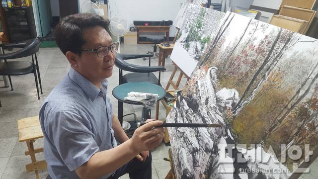 ▲화실에서 작업 중인 서정수 과장ⓒ여수시