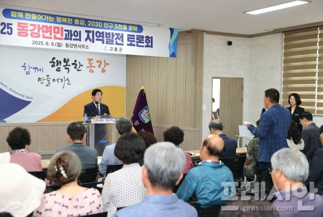 ▲9일 공영민 전남 고흥군수가 동강면사무소에서 열린 군민 토론회에서 질문을 받고 있다.ⓒ공영민 군수 페이스북