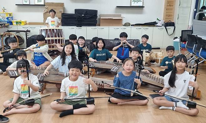 7일 제천시 금성초등학교 학생들이 교실에 모여 국악기를 연주하고 있다. 초등학교 전교생이 참여하는 국악관현악단은 전국에서 처음이다.