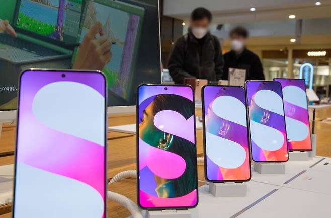 잇따른 해킹 사건으로 개인정보 유출 우려가 커지자 삼성전자가 스마트폰 보안을 한층 강화하고 있다. 뉴스1