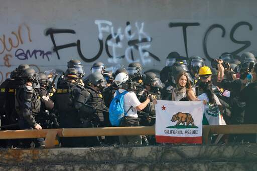 캘리포니아 고속도로 순찰대가 8일(현지시간) LA에서 이민자 체포·추방에 반발하며 도로를 점거한 시위대를 진압하고 있다.&nbsp;AFP연합뉴스