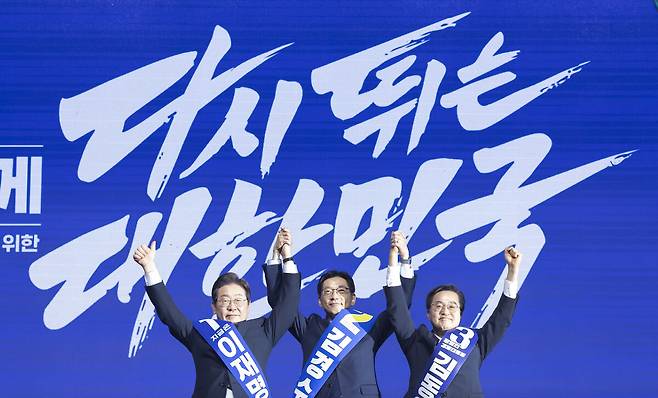 민주당 대선후보 경선 무대에 함께 오른 이재명 대통령(왼쪽)과 김동연 경기도지사(오른쪽). 선거캠프 제공