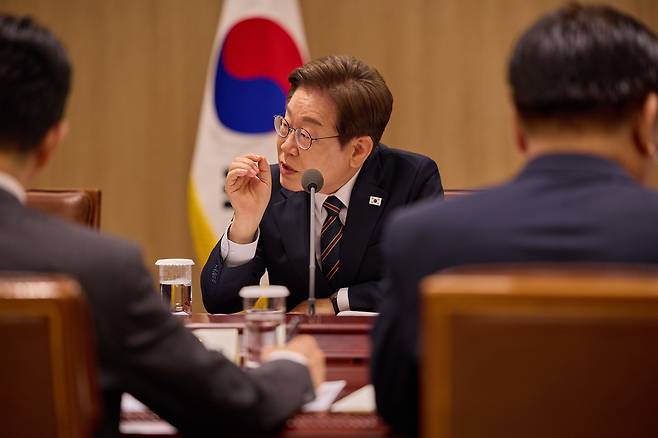 이재명 대통령이 9일 서울 용산구 대통령실 청사에서 열린 2차 비상경제점검 태스크포스(TF)회의에서 발언하고 있다. 대통령실 제공