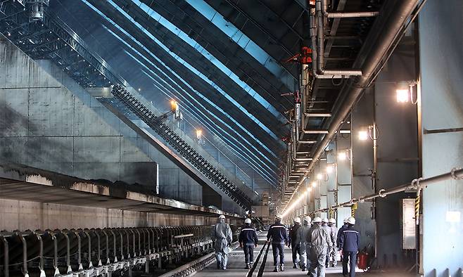 충남 태안화력발전소 9·10호기 석탄운송 설비 점검 모습. 연합뉴스