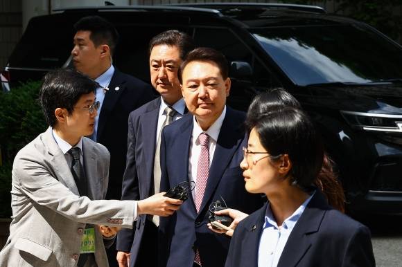 윤석열 전 대통령이 9일 서울중앙지법에서 열린 내란 우두머리 혐의·직권남용 권리행사 방해 혐의 사건 6차 공판에 출석하고 있다. 2025.6.9 사진공동취재단