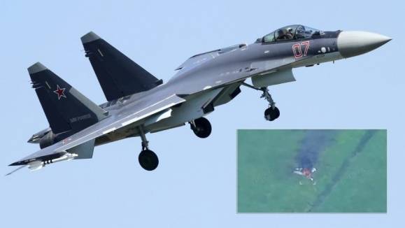 러시아군의 Su-35S와 추락해 불타고 있는 기체. 영상 캡처