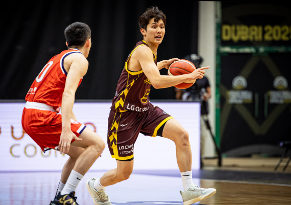 창원 LG 양준석이 8일(한국시간) 아랍에미리트 두바이의 셰이크 사이드 빈 막툼 스포츠 홀에서 열린 국제농구연맹(FIBA) 바스켓볼 챔피언스리그(BCL) 아시아 조별리그 C조 1차전 대만 타오위안 파우이안 파일럿츠와의 경기에서 드리블하고 있다. BCL 아시아 제공