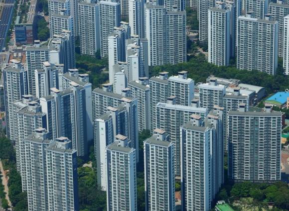 지난 6일 서울 송파구 롯데월드타워에서 바라본 아파트 단지 모습. 연합뉴스