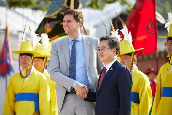 9일 오후 수원 화성행궁에서 김동연 경기도지사와 David Eby 캐나다 BC주 수상이 취타대 공연 관람 후 기념 촬영을 하고 있다. (경기도 제공)