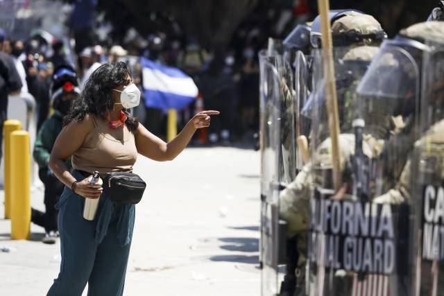 8일(현지 시간) 미국 캘리포니아주 LA에서 한 시위대가 캘리포니아 주방위군과 대치하고 있다. EPA연합뉴스