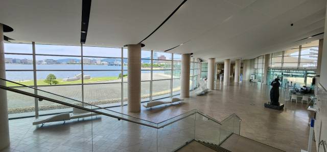 일본 47개 광역단체 가운데 가장 인구가 적은 시마네 현에서 현립미술관은 상징적인 건축물이다. 넓은 신지호를 낀 미술관의 해질 무렵 풍광은 일품이다. 사진=임병식