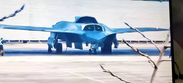 중국이 개발 중인 6세대 전투기 J-36으로 추정되는 전투기의 모습. X 캡쳐