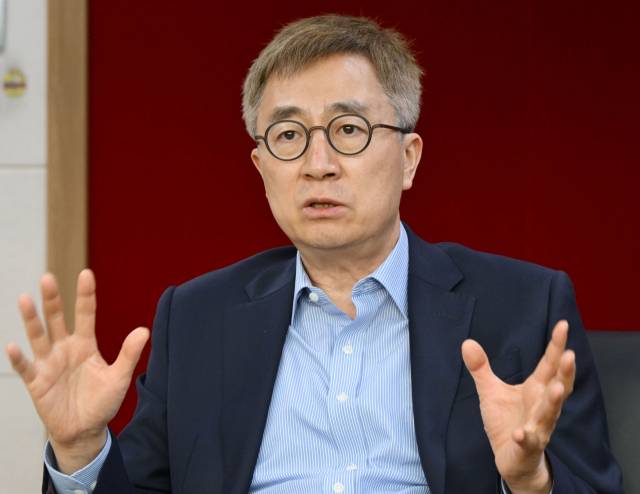 김진영 고려대 노동대학원장이 5일 서울 성북구 고려대학교에서 본지와 인터뷰를 갖고 있다. 성형주 기자